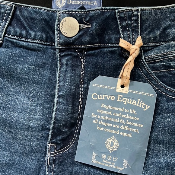 Democracy “Ab"solution® Cuffed Hem Shorts - Picture 10 of 11